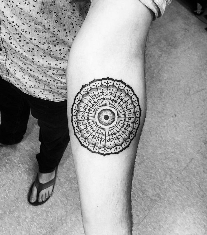 精致的黑色微型景观纹身图案来自托马斯