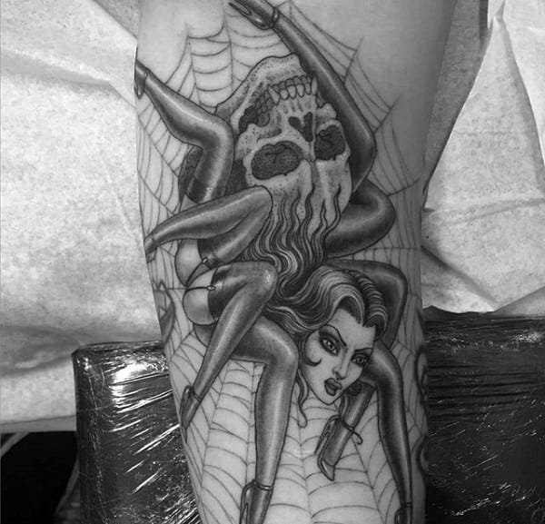 邪恶的女鬼面蜘蛛和蜘蛛网纹身图案