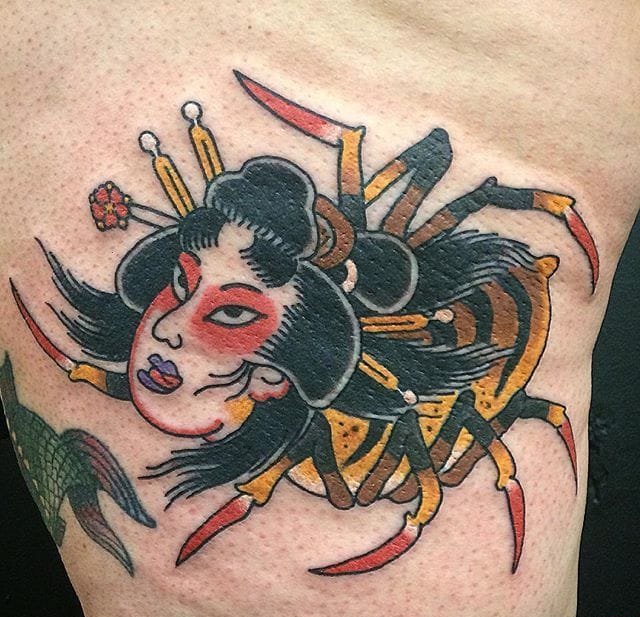 邪恶的女鬼面蜘蛛和蜘蛛网纹身图案