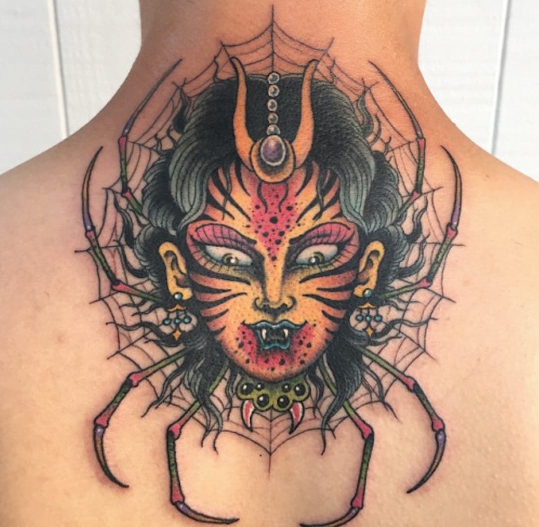 邪恶的女鬼面蜘蛛和蜘蛛网纹身图案