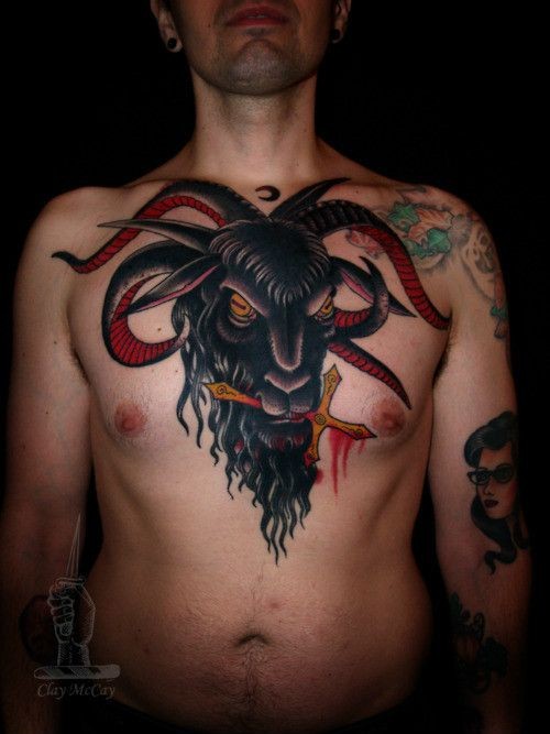 男人胸膛血色十字架羊头纹身图案