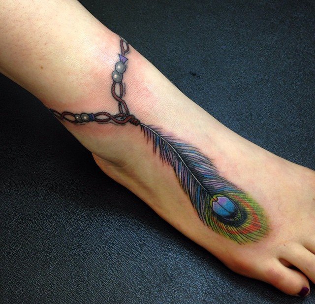 女性小腿脚背上漂亮的孔雀羽纹身图案