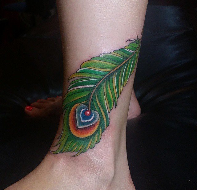 女性小腿脚背上漂亮的孔雀羽纹身图案
