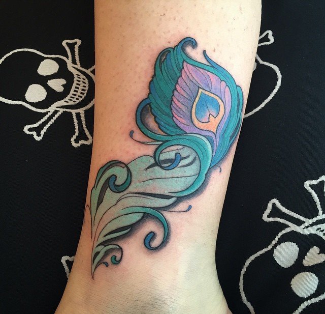 女性小腿脚背上漂亮的孔雀羽纹身图案