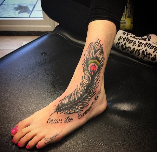 女性小腿脚背上漂亮的孔雀羽纹身图案