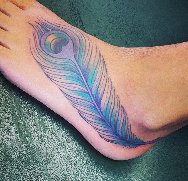 女性小腿脚背上漂亮的孔雀羽纹身图案