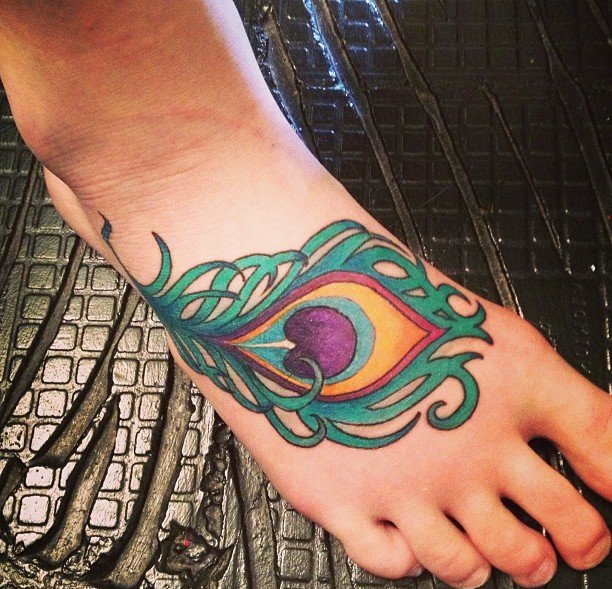 女性小腿脚背上漂亮的孔雀羽纹身图案