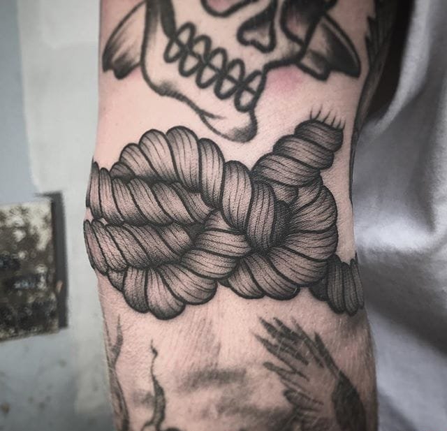 黑色水墨纹身图案来自于纹身师乔丹