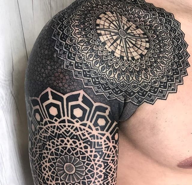 男性超霸气的几何满臂纹身图案来自纹身师尼萨科