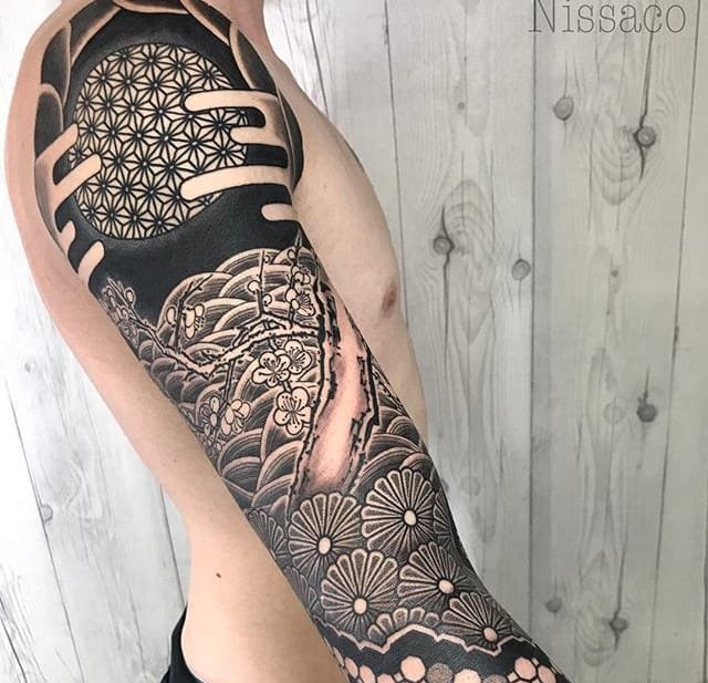 男性超霸气的几何满臂纹身图案来自纹身师尼萨科