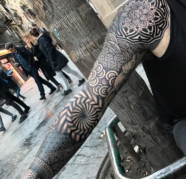 男性超霸气的几何满臂纹身图案来自纹身师尼萨科