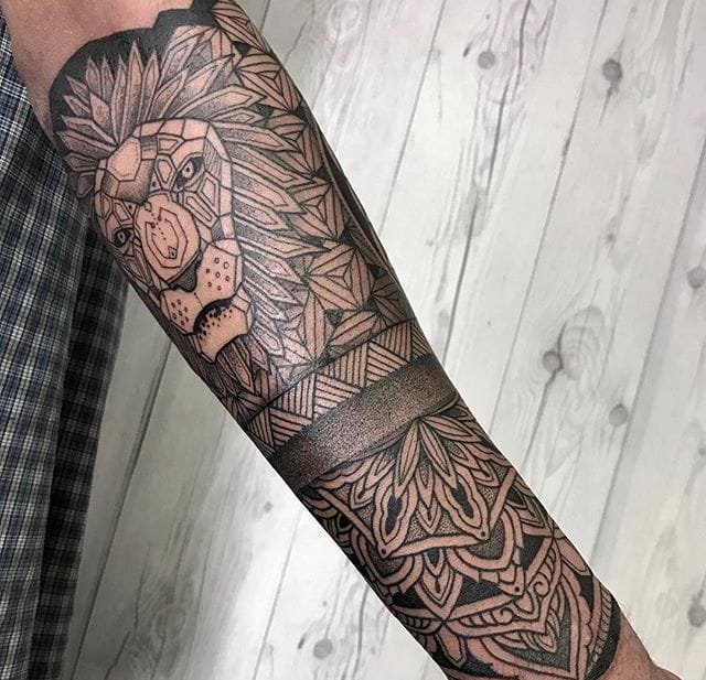 男性超霸气的几何满臂纹身图案来自纹身师尼萨科