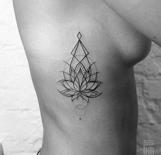 女性性感侧肋上漂亮的纹身图案