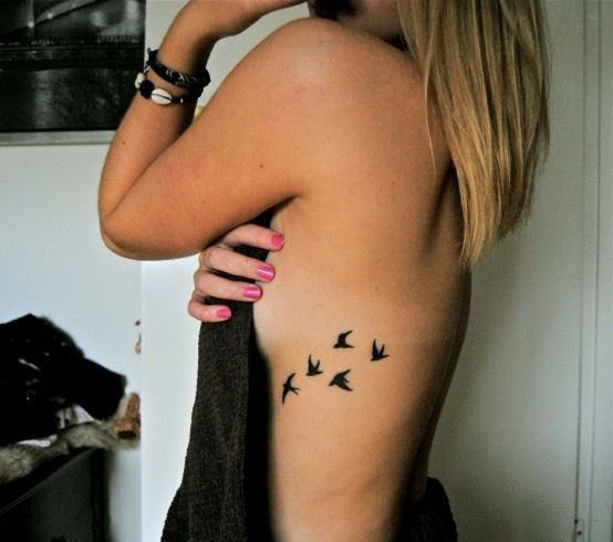 女性性感侧肋上漂亮的纹身图案