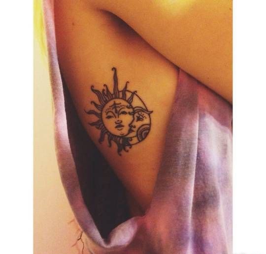 女性性感侧肋上漂亮的纹身图案