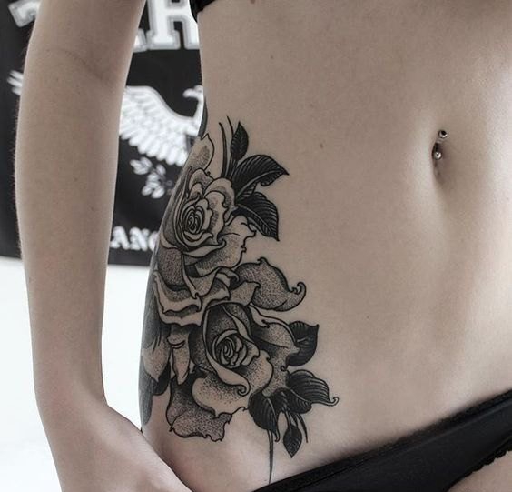 女性性感侧肋上漂亮的纹身图案