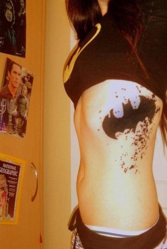 女性性感侧肋上漂亮的纹身图案