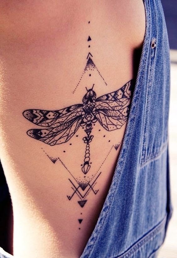 女性性感侧肋上漂亮的纹身图案