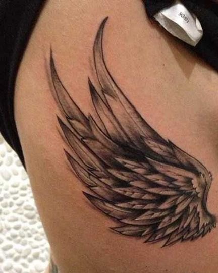 女性性感侧肋上漂亮的纹身图案