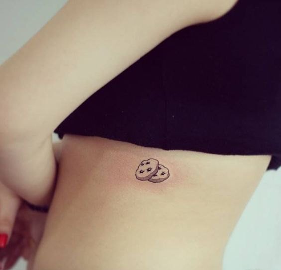 女性性感侧肋上漂亮的纹身图案