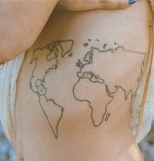 女性性感侧肋上漂亮的纹身图案