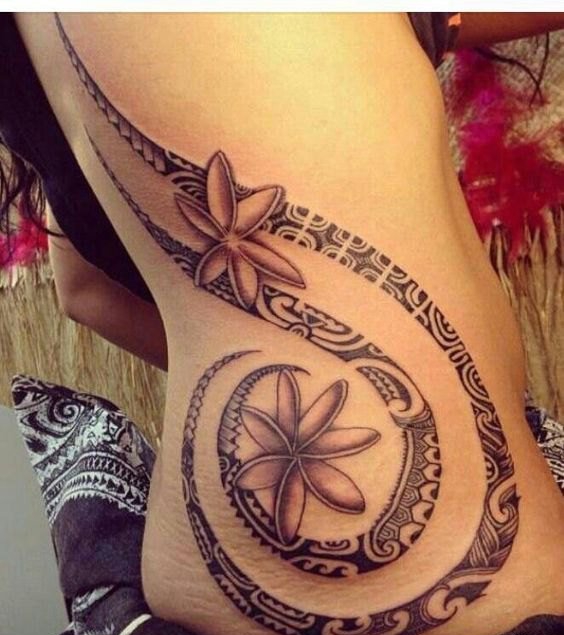 女性性感侧肋上漂亮的纹身图案