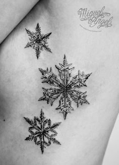 女性性感侧肋上漂亮的纹身图案