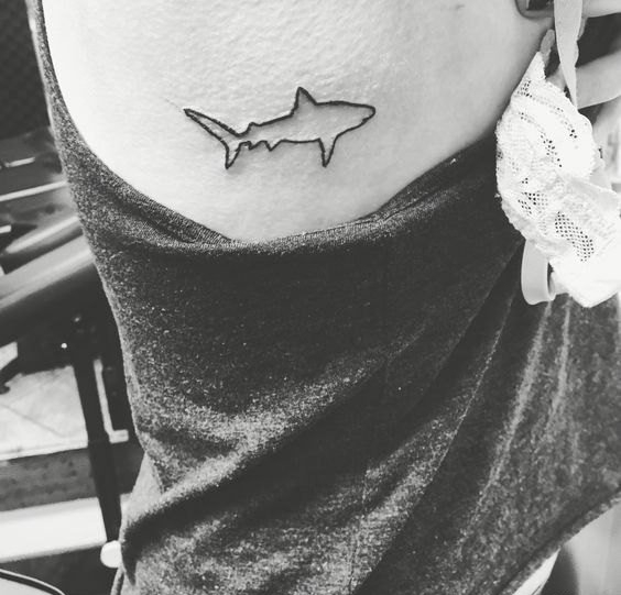 女性性感侧肋上漂亮的纹身图案