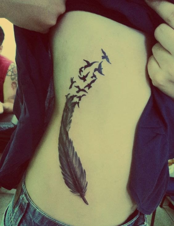 女性性感侧肋上漂亮的纹身图案