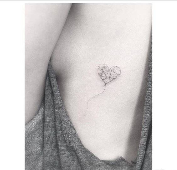 女性性感侧肋上漂亮的纹身图案