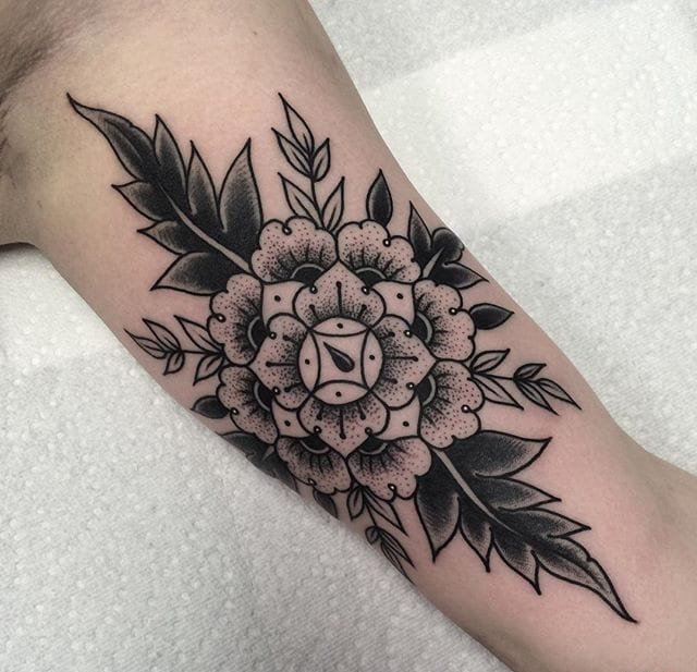 漂亮的黑色纹身装饰画纹身图案来自于男纹身师泰勒