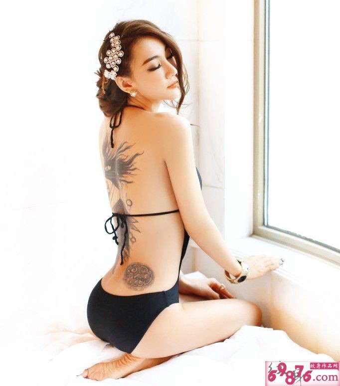 迷人比基尼美女背部鲤鱼纹身图案