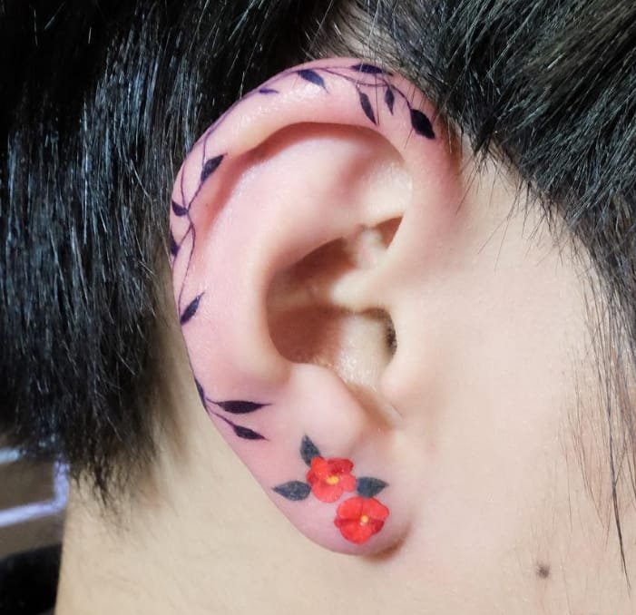 女孩耳垂上漂亮的小清新纹身图案