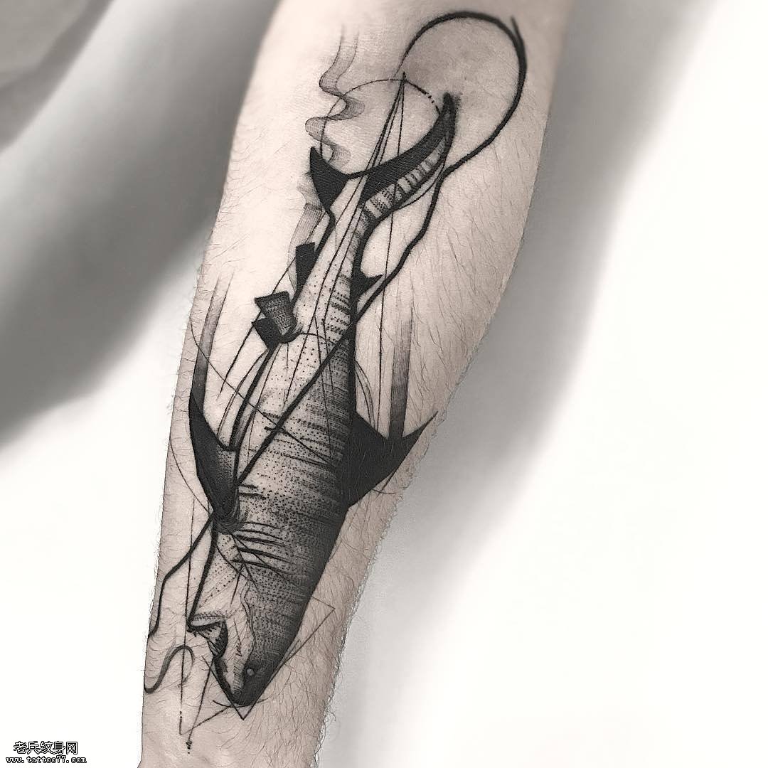 小臂鲨鱼纹身图案