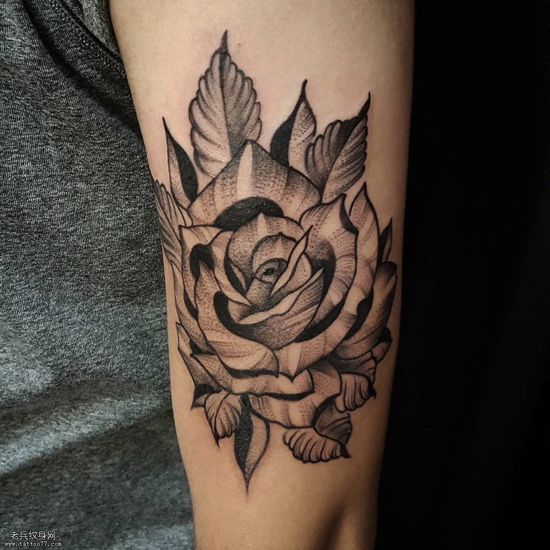 大臂玫瑰纹身图案
