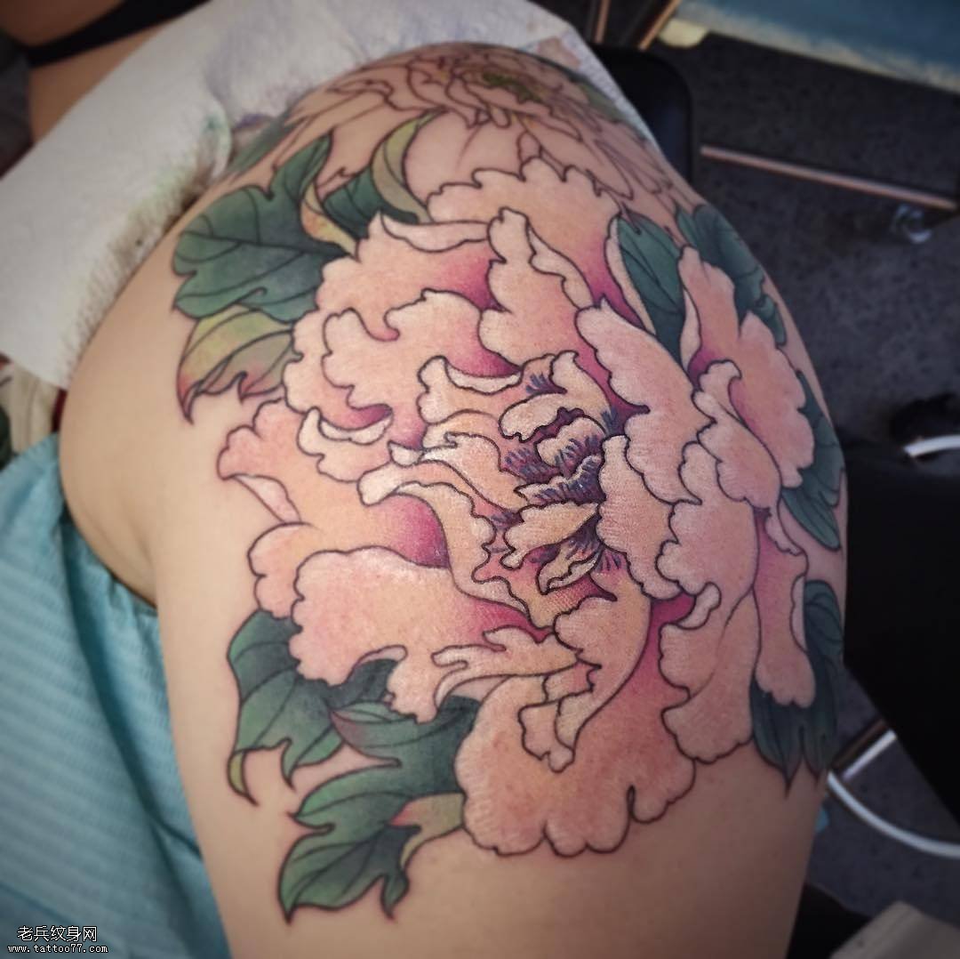 肩膀牡丹纹身图案