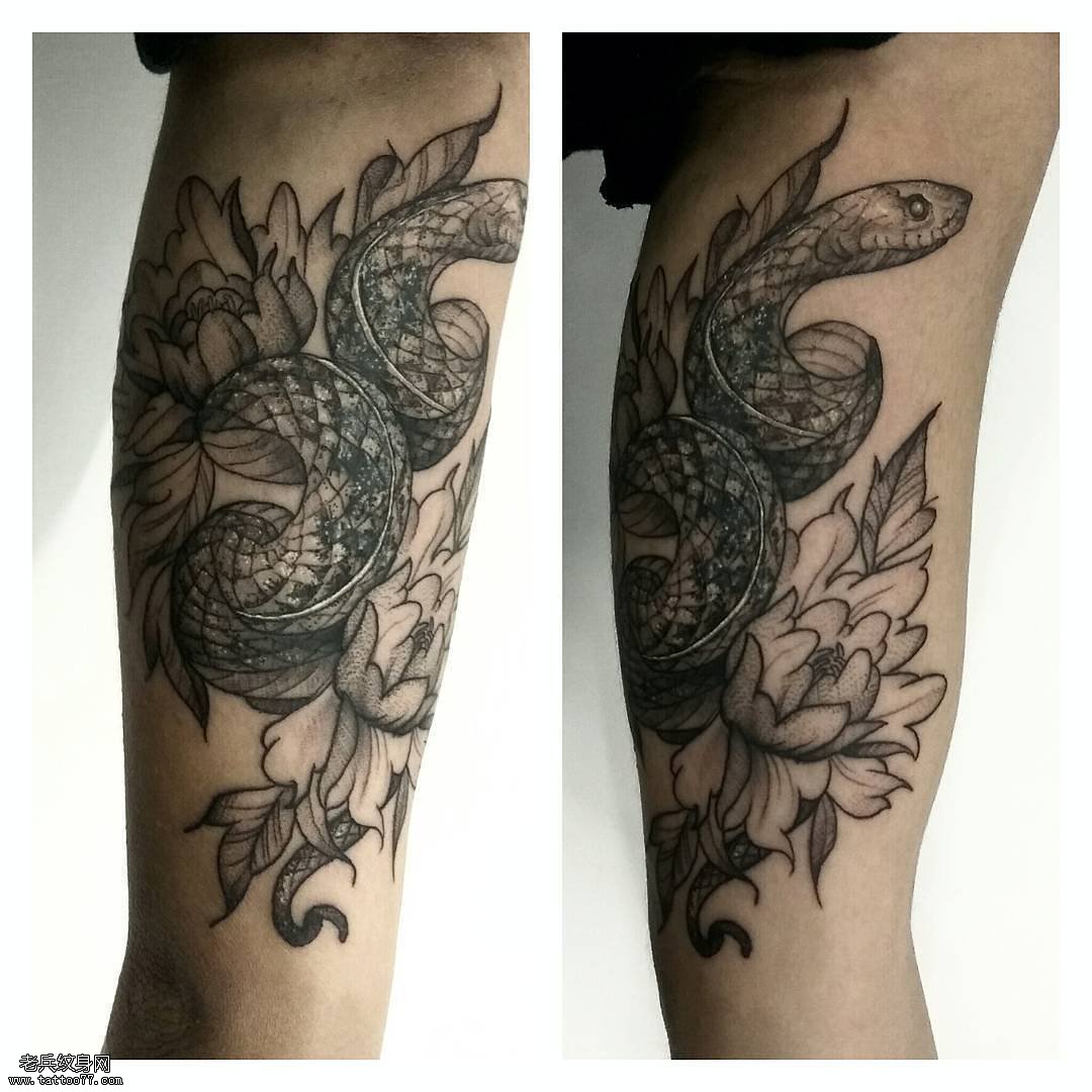 大臂蛇纹身图案