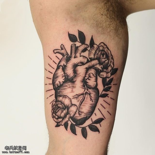 大臂心脏纹身图案