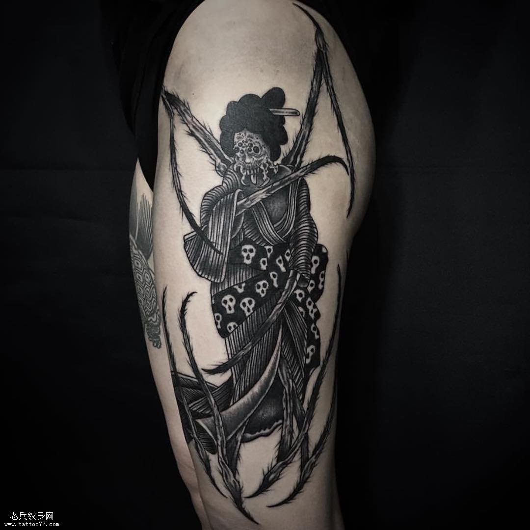 大臂蜘蛛纹身图案