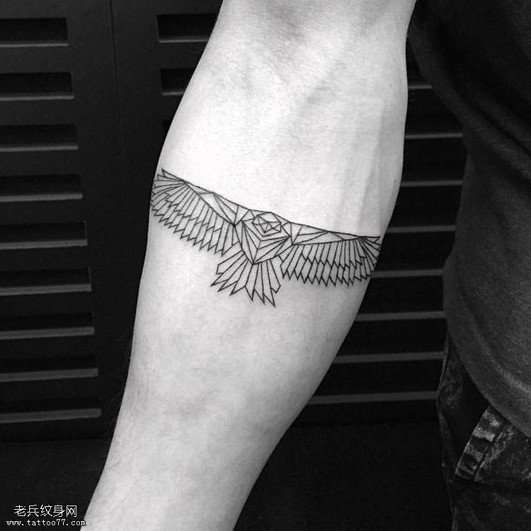 小臂老鹰纹身图案