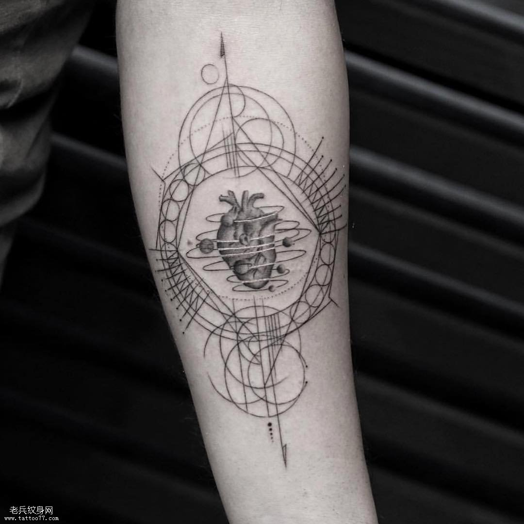 小臂心脏纹身图案