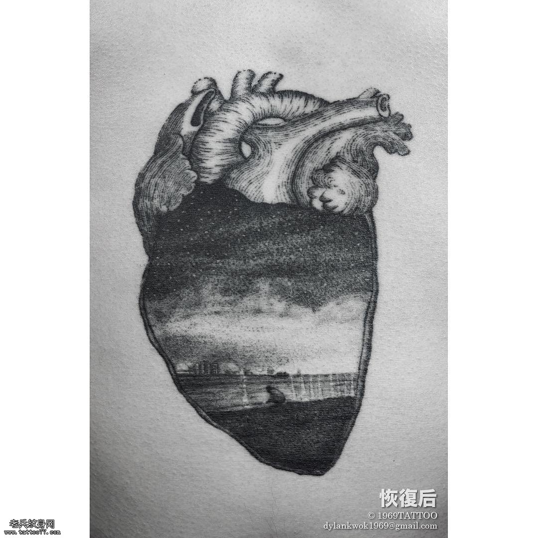 大臂心脏纹身图案