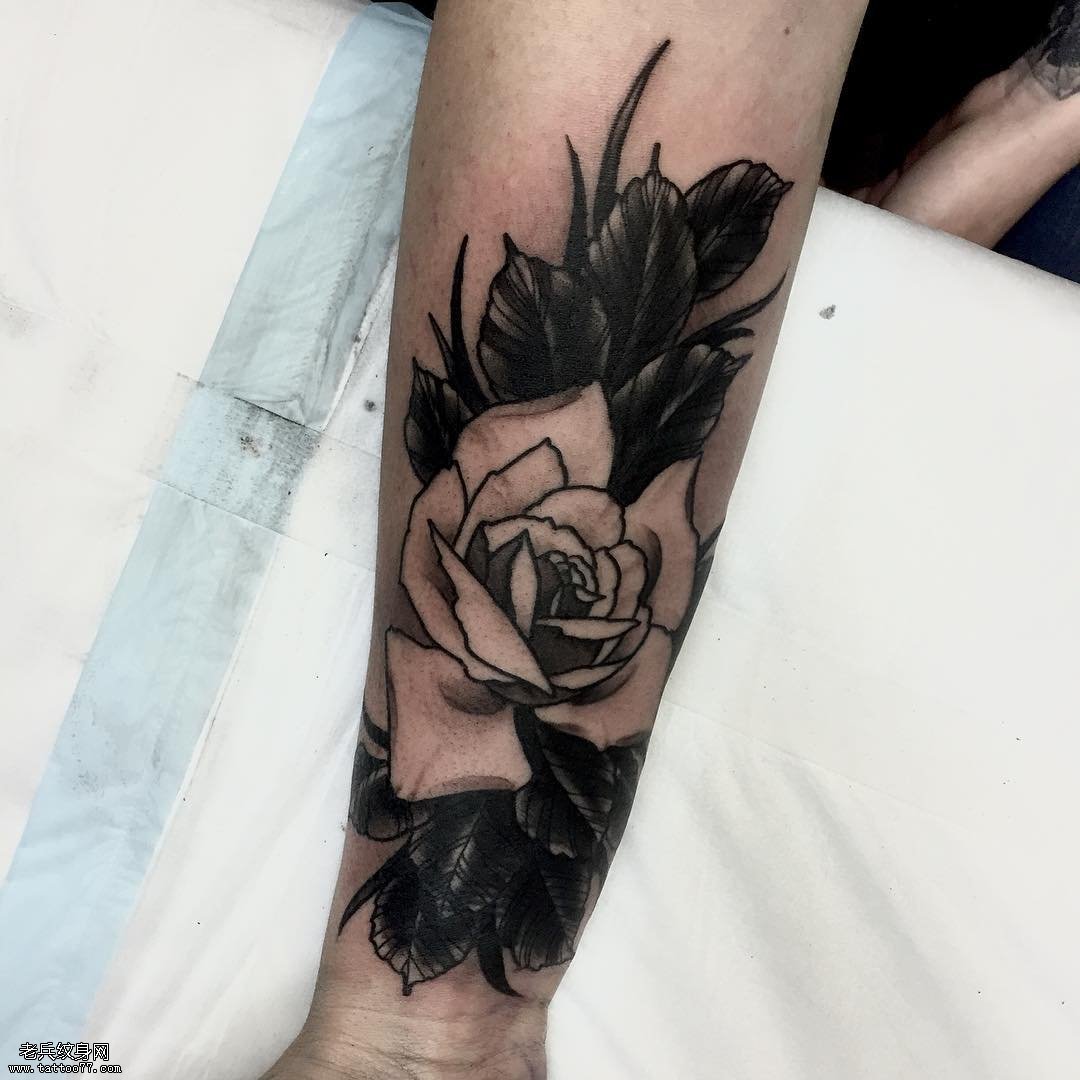 小臂玫瑰纹身图案