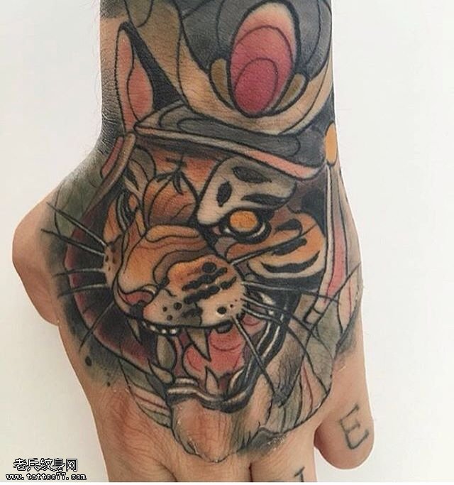 手背老虎纹身图案