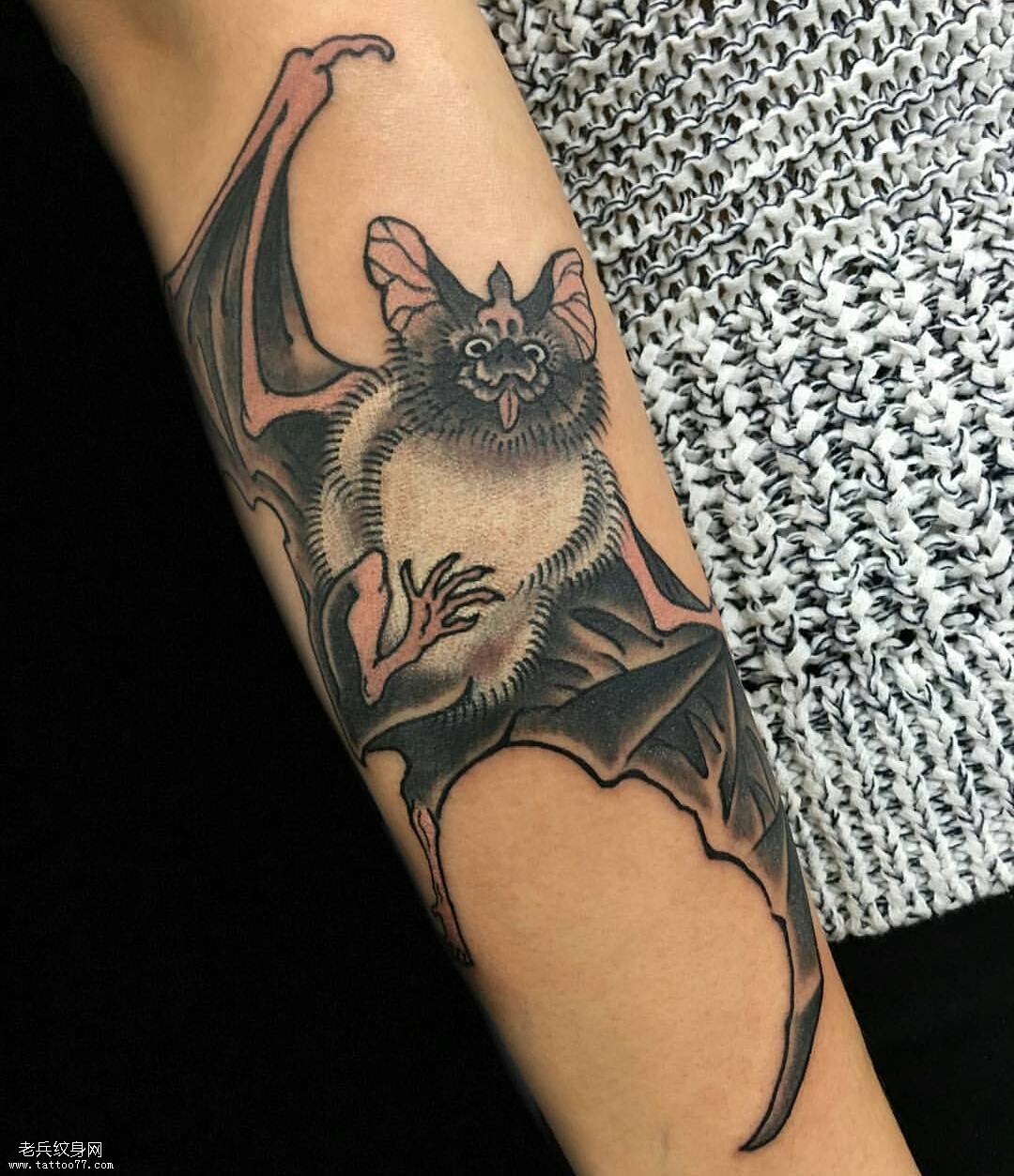小臂蝙蝠纹身图案