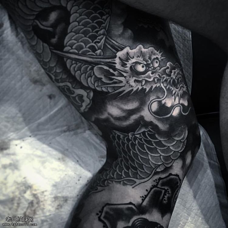 大腿龙纹身图案