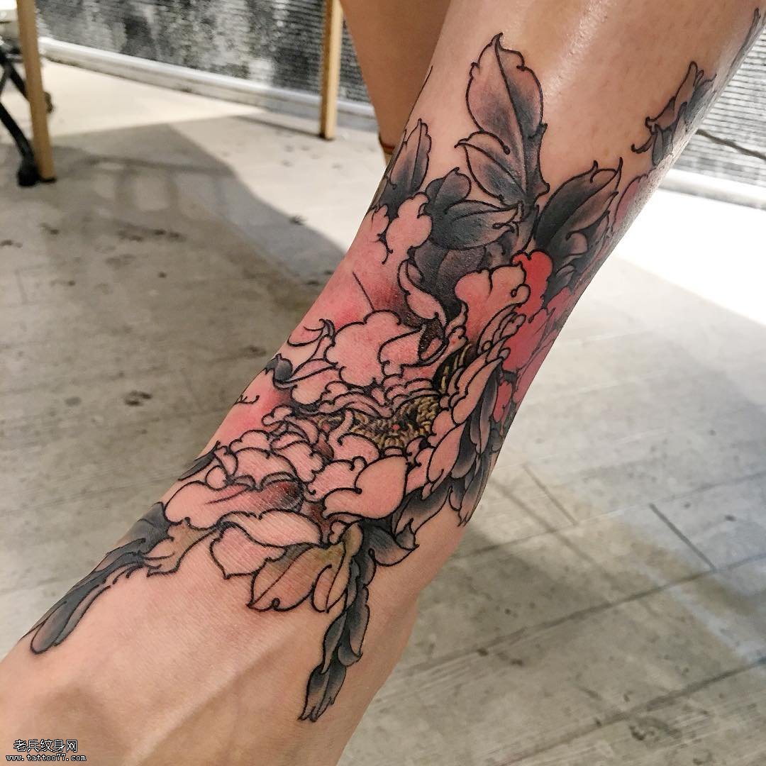 脚踝菊花纹身图案