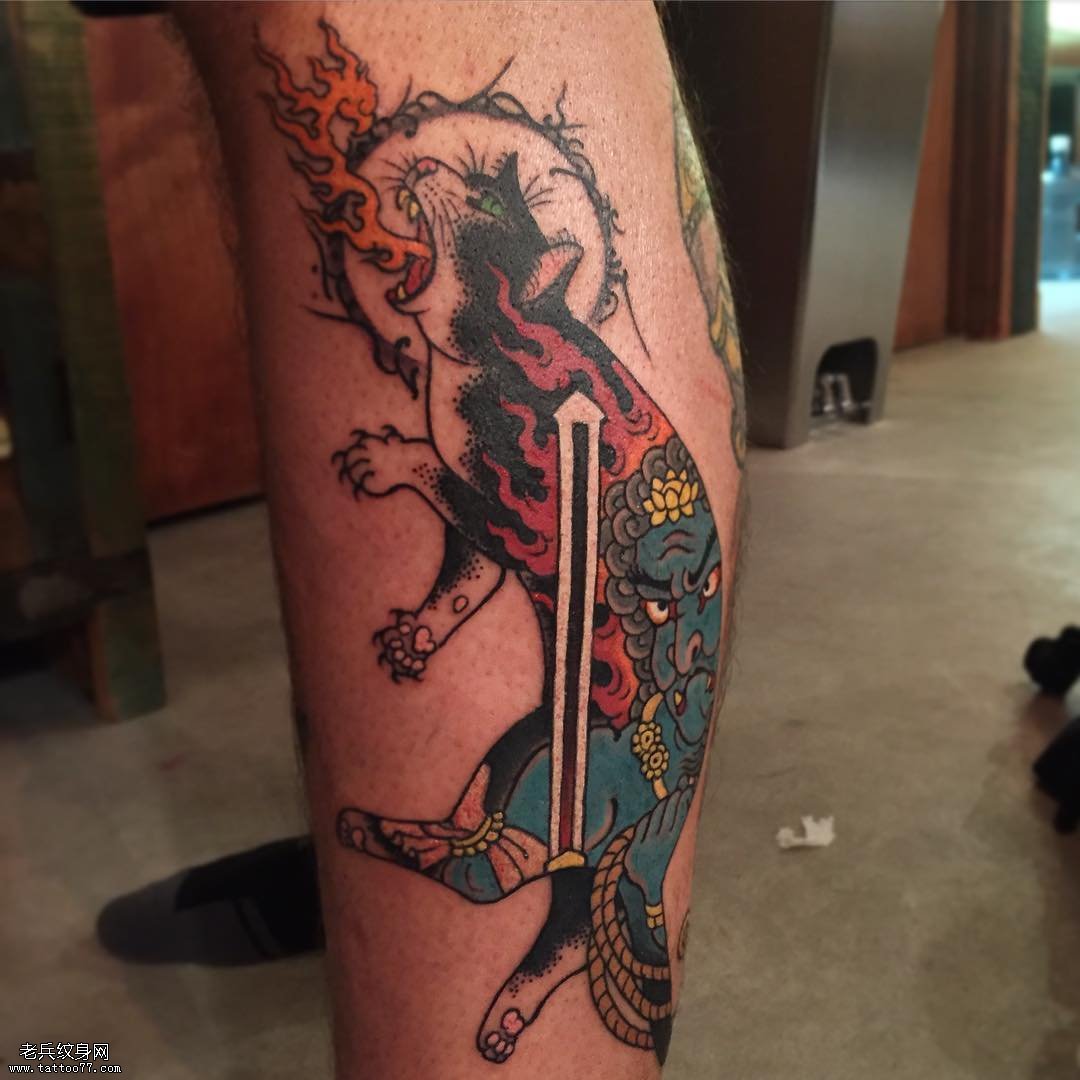 小腿日式个性的喷火猫纹身图案