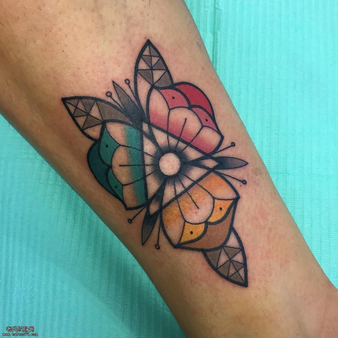 小腿old school几何蝴蝶纹身图案