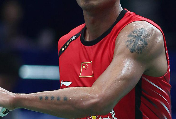 林丹手臂上五角星与十字架纹身